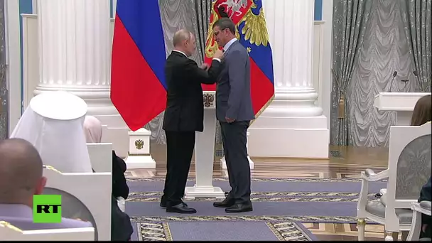 EN DIRECT : Vladimir Poutine remet des décorations