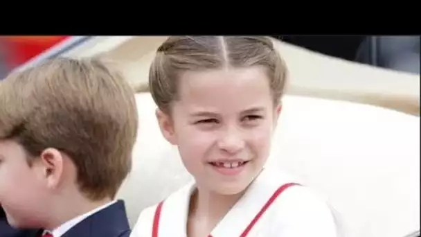 La jolie robe rouge de la princesse Charlotte est un doux clin d'œil à son jeune frère, le prince Lo