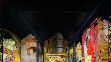 A Paris, l'Atelier des Lumières propose une immersion totale dans les oeuvres de Klimt