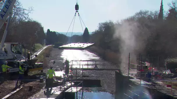 Canal du Midi : des travaux spectaculaires pour changer les portes d'une écluse vers Carcassonne