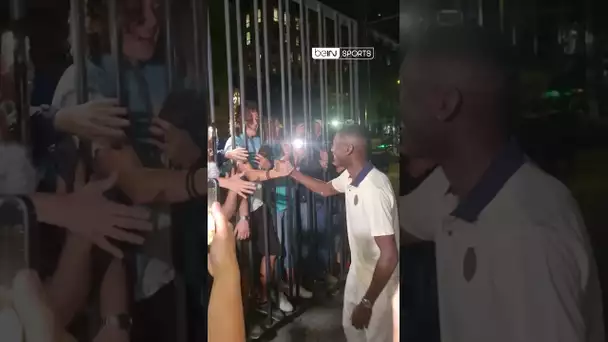 🤩 Randal #KoloMuani accueilli comme un héros par les supporters du #PSG !