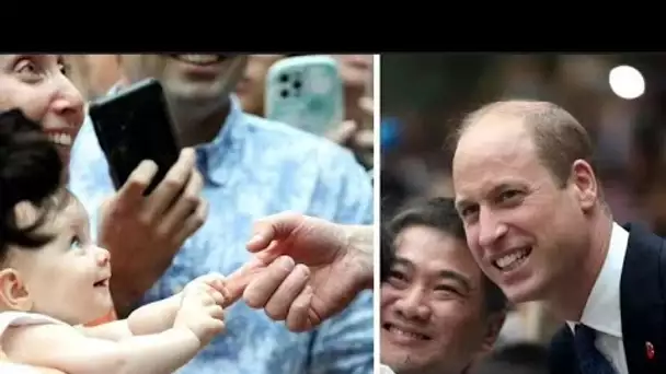 Moment adorable où un bébé mord le doigt du prince William alors qu'il salue la foule à Singapour