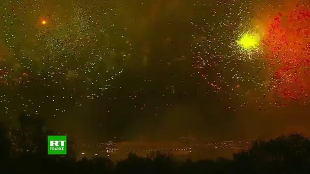 Des feux d’artifice illuminent le ciel de Moscou pour le Jour de la Victoire