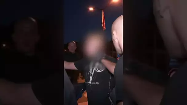 Il provoque les mauvais policiers...