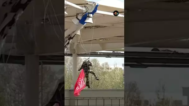 Un parachutiste se retrouve suspendu dans le vide accroché au toit du Stadium à Toulouse.