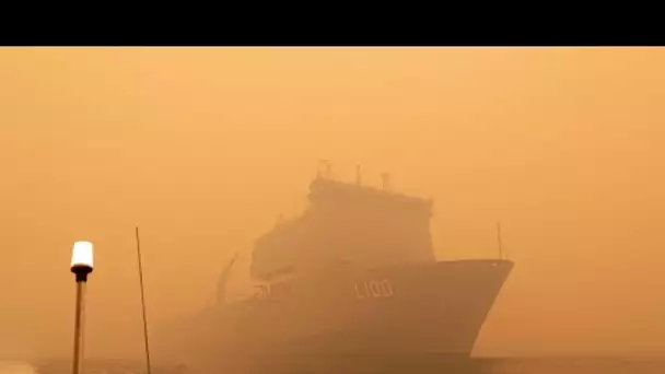 En Australie, l'armée évacue par bateau des habitants pris au piège des flammes