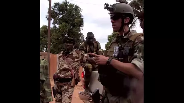 Un échange tendu entre soldats français et milices locales