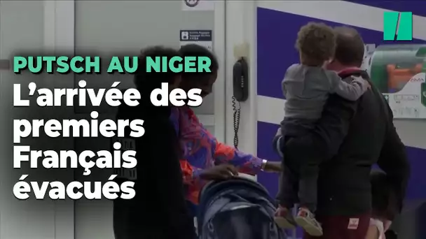 L'arrivée des premiers Français évacués du Niger à Paris