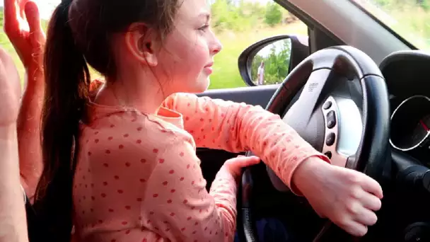 LLEBOF FAIT CONDUIRE LA VOITURE QUE JE LUI AI ACHETÉ A SA FILLE