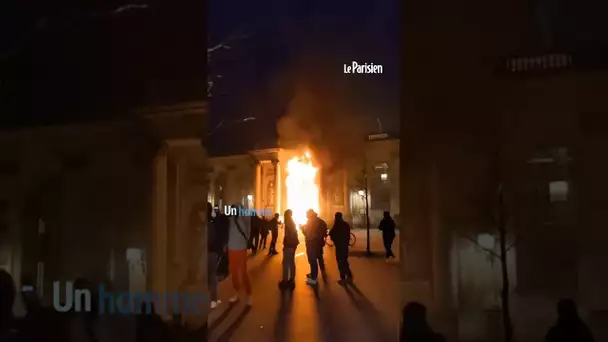 L'entrée de la mairie de Bordeaux incendiée en pleine manifestation du 23 mars