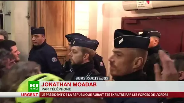 Des manifestants ont tenté de pénétrer dans un théâtre où Macron assistait à une représentation