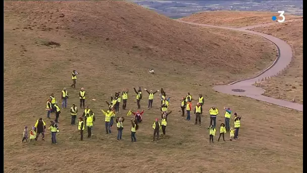Gilets jaunes : des manifestants forment un SOS au sommet du puy de Dôme