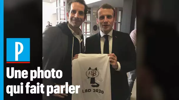 Macron pose avec un tee-shirt «LBD 2020» et assume son geste