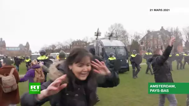 Amsterdam : la police disperse une nouvelle manifestation contre le confinement au canon à eau