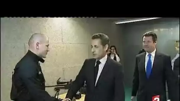 [Nicolas Sarkozy présente une loi contre les bandes violentes]