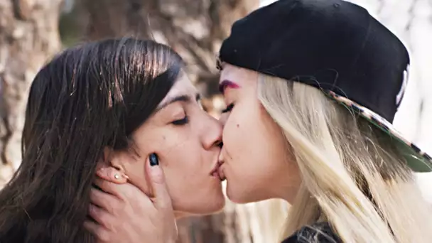 PETITE AMIE Bande Annonce (2017)  Film Adolescent Lesbienne