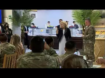 La First Lady Jill Biden rencontre des soldats américains en Roumanie