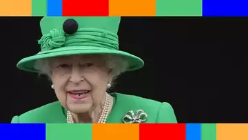 Elizabeth II  toute de verte vêtue, la Reine fait une dernière apparition pour son Jubilé entourée