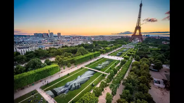 Une gigantesque oeuvre en soutien à "SOS Méditerranée" au pied de la tour Eiffel