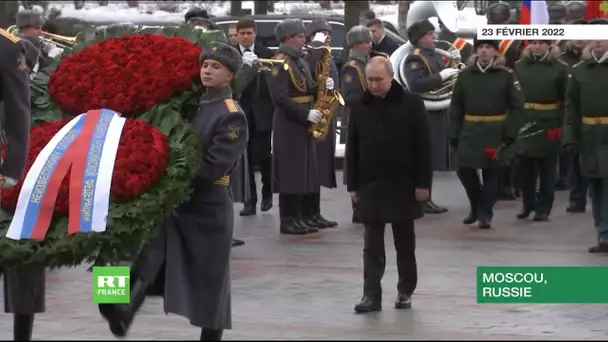 Moscou : Vladimir Poutine dépose une gerbe sur la tombe du Soldat inconnu