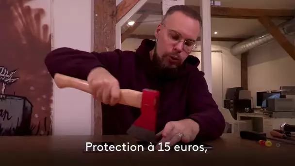 (EXTRAIT) L'emmerdeur teste les protections d'écran de smartphone