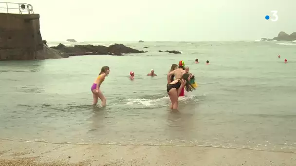 Bain glacé pour baigneurs givrés à Biarritz ce 1er janvier