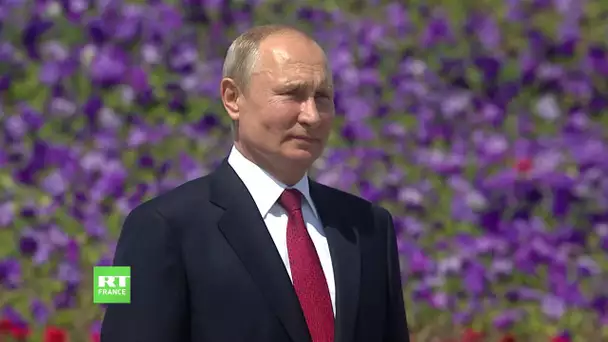 Jour de la Russie : Vladimir Poutine assiste à la levée du drapeau
