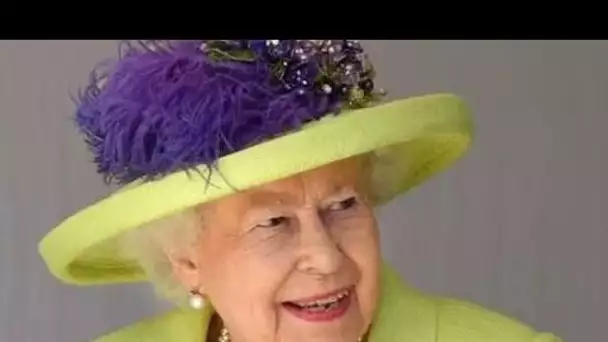 La reine Elizabeth II "est la propriété privée" d'une photo rare des Rangers au palais de Buckingham