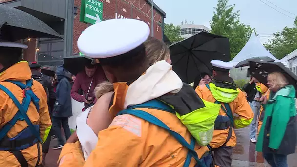 Armada de Rouen : les adieux des marins du bout du monde et des "fiancées" de Rouen