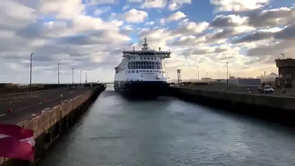 Dunkerque : la manœuvre impressionnante d&#039;un ferry dans le port en pleine tempête