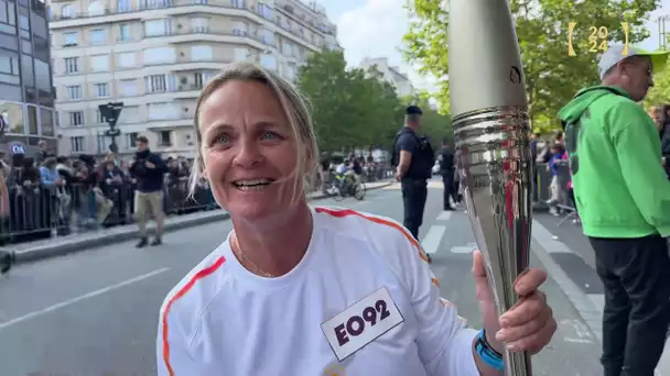 La championne paralympique Perle Bouge harangue la foule.