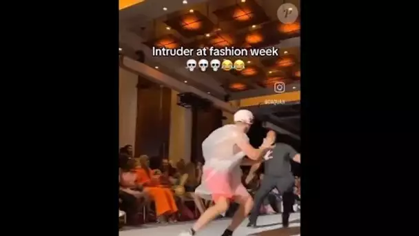 VIDEO Fashion Week de New York : Un homme violemment exfiltré après avoir défilé dans une tenue im