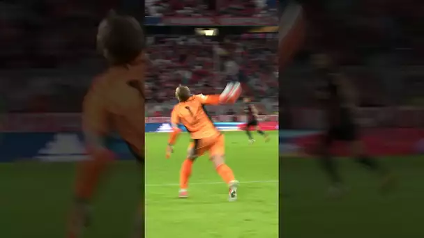 😱 Ohh Manuel Neuer 😱☄️ Une passe de 60m... à la main ! 😉🤘