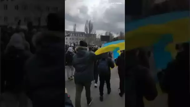 Des coups de feu entendus lors d'une manifestation anti-russe à Melitopol, dans le sud de l'Ukraine