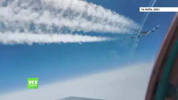 Un avion de chasse russe escorte un avion de reconnaissance américain au-dessus de l'océan Pacifique