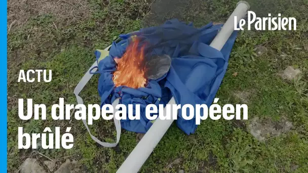 Des agriculteurs brûlent un drapeau européen