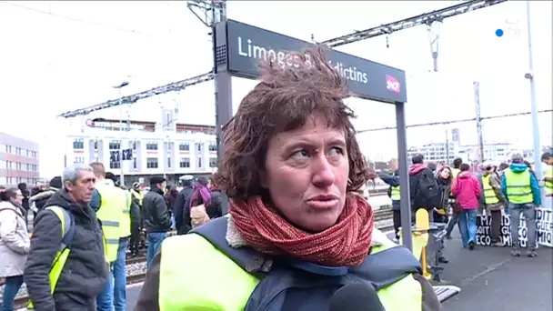 Réaction de Marie Pascal, qui bloque la gare de Limoges le samedi 8 décembre.