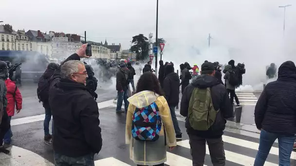 Manifestation contre les retraites à Nantes ; des échauffourées devant le CHU