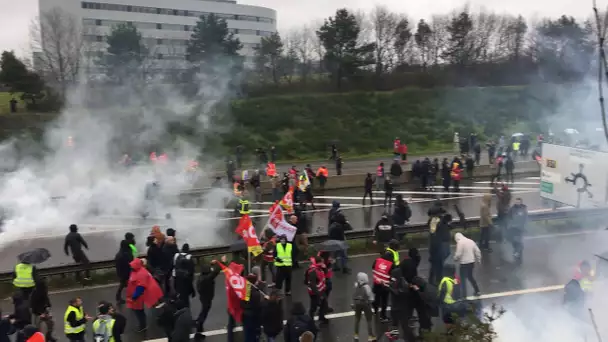 Les CRS tentent de disperser les manifestants aux abords du rond-point d'Armor à Nantes