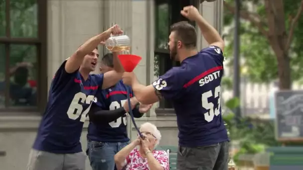 Des garçons de la fraternité en train d'arroser leur grand-mère | Blagues Juste pour rire