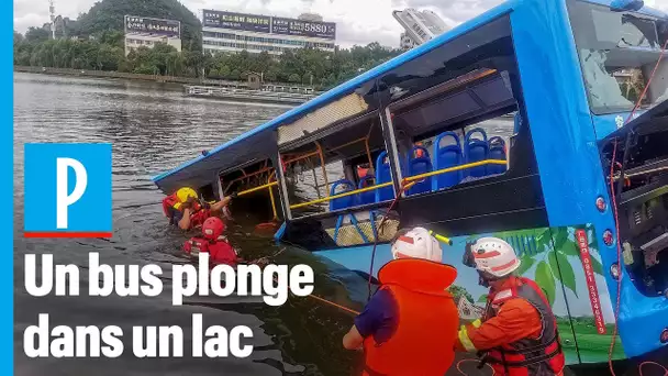 Chine : un bus dévie de sa trajectoire et fonce dans un lac, au moins 21 morts