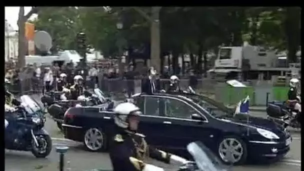 [La descente des Champs-Elysées de Nicolas Sarkozy]