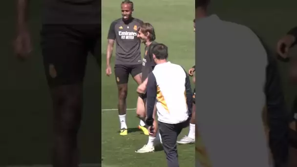 😂 Vinicius MORT DE RIRE à l'entraînement du Real Madrid ! #shorts