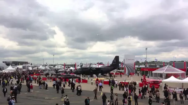 L&#039;A350 d&#039;Airbus survole le Salon du Bourget