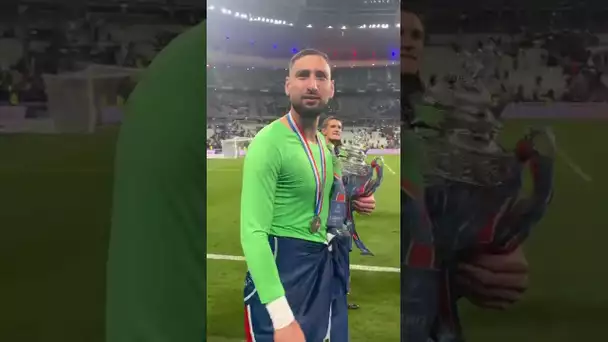 🇮🇹 Gianluigi Donnarumma parade avec son nouveau trophée ! #shorts