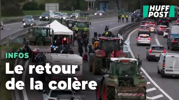 Les tracteurs des agriculteurs de retour près de Paris