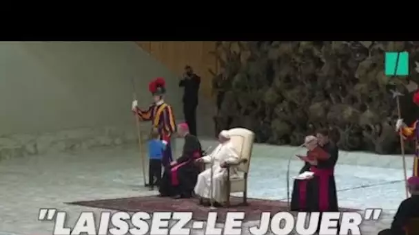 Le pape François interrompu pendant son audience par un petit garçon