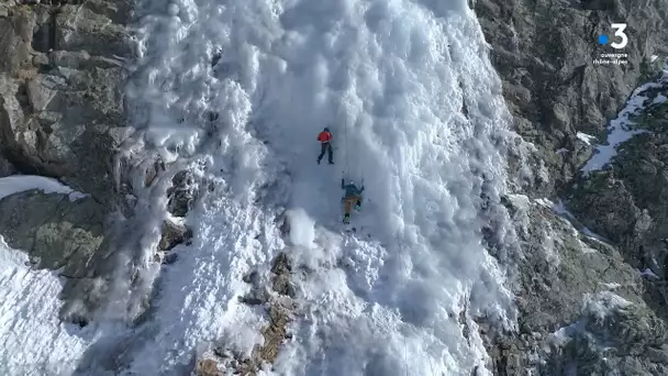 Escalade d'une cascade de glace à l'Alpe d'Huez en Isère