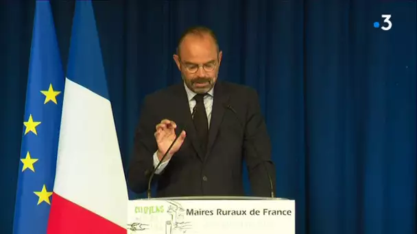 Edouard Philippe à Eppe-Sauvage (Nord) devant les maires ruraux