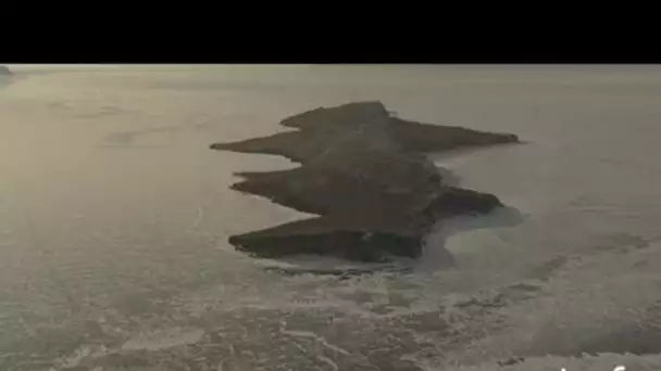 Sibérie, lac Baïkal : île enserrée dans les glaces